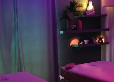 Nastrojowe wnętrze Prana Thai Spa - Wola w Warszawie, Województwo Mazowieckie, PL z oświetleniem i dekoracjami.