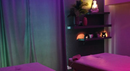 Nastrojowe wnętrze Prana Thai Spa - Wola w Warszawie, Województwo Mazowieckie, PL z oświetleniem i dekoracjami.