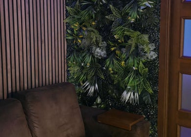 Salon relaksu w Prana Thai Spa - Wola, Warszawa, Województwo Mazowieckie, PL z zieloną ścianą roślin