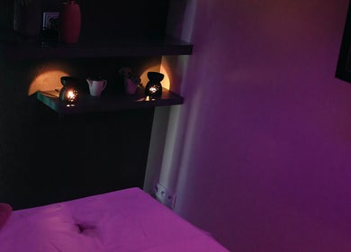 Prana Thai Spa - Wola w Warszawie: przytulny pokój masażu z nastrojowym oświetleniem, Warszawa, Województwo Mazowieckie, PL.
