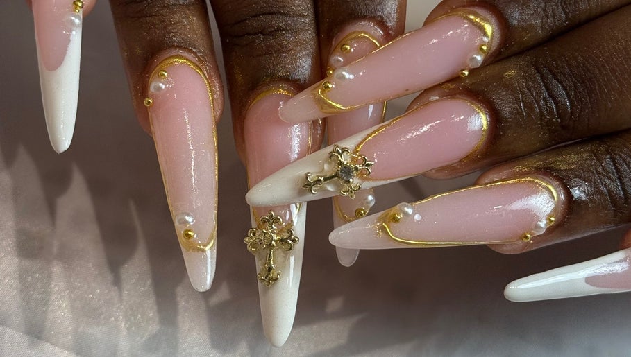 Manucure élégante avec perles et dorures chez Amarena nails, Mons, Région Wallonne, BE.