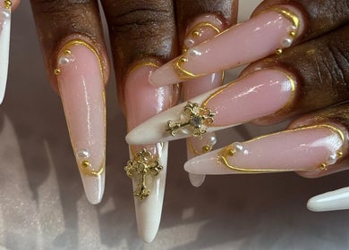 Manucure élégante avec perles et dorures chez Amarena nails, Mons, Région Wallonne, BE.