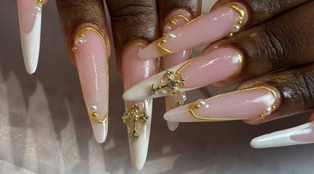 Manucure élégante avec perles et dorures chez Amarena nails, Mons, Région Wallonne, BE.