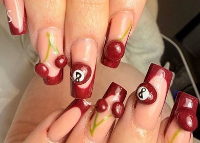Manucure cerise unique à Amarena Nails, Mons, Région Wallonne, BE.