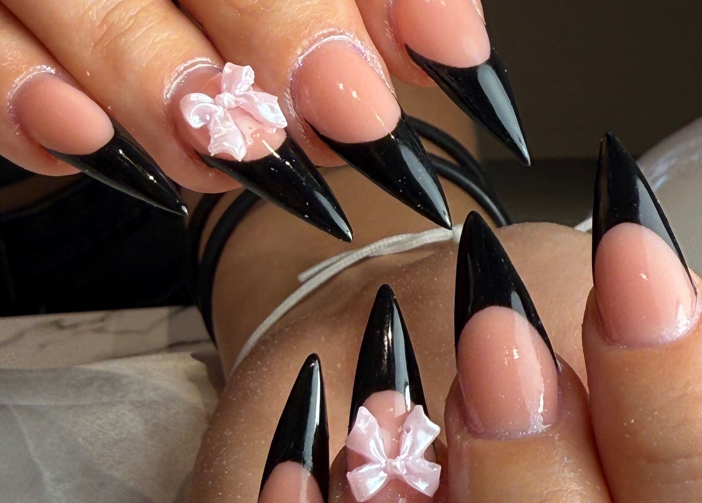 Manucure élégante avec pointes noires et nœud rose chez Amarena Nails, Mons, Région Wallonne, BE.