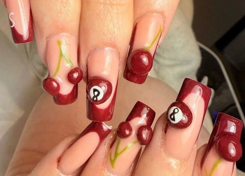 Manucure cerise unique chez Amarena Nails, Mons, Région Wallonne, BE.