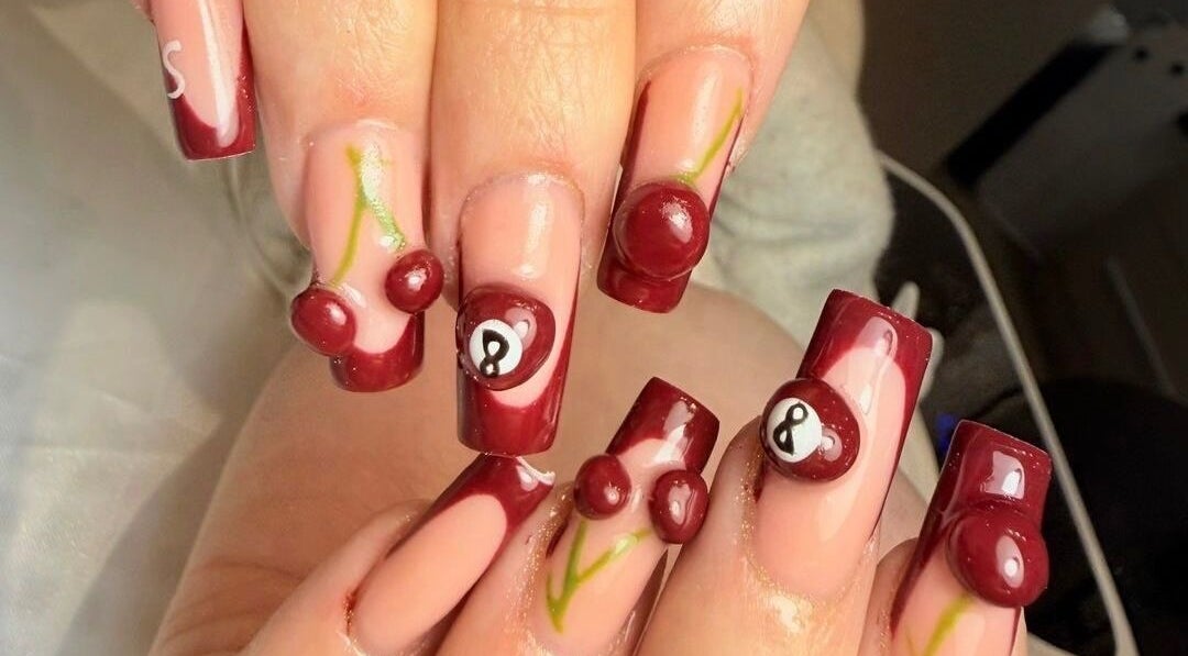 Manucure cerise unique chez Amarena Nails, Mons, Région Wallonne, BE.