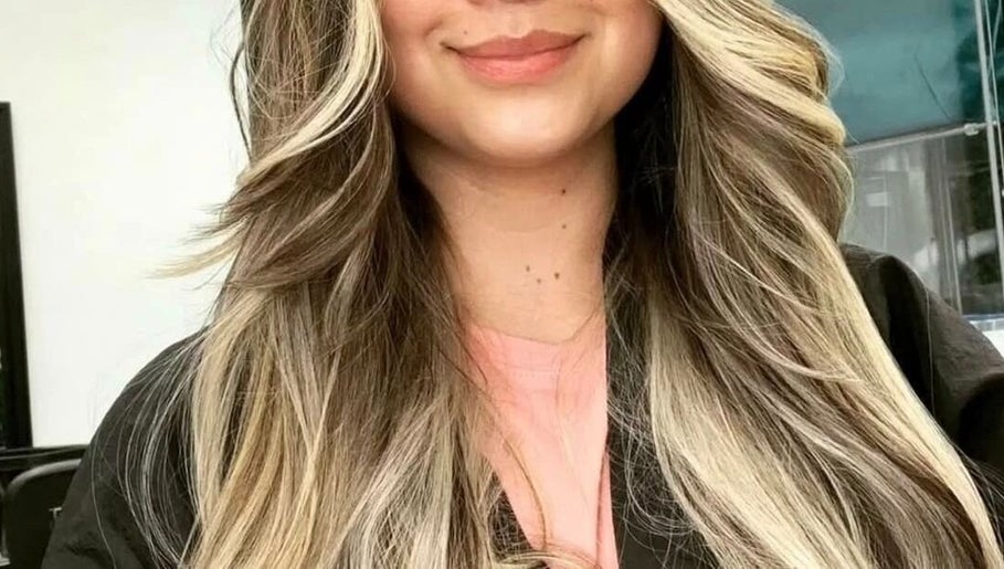 Peinado moderno en Emanuele Vallese, Miami, Florida, US con mechas rubias elegantes.