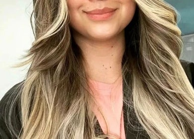 Peinado moderno en Emanuele Vallese, Miami, Florida, US con mechas rubias elegantes.