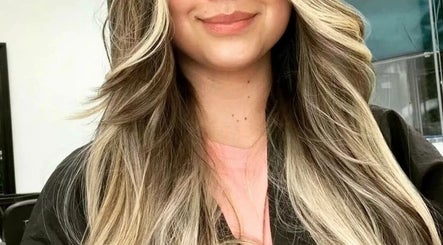 Peinado moderno en Emanuele Vallese, Miami, Florida, US con mechas rubias elegantes.