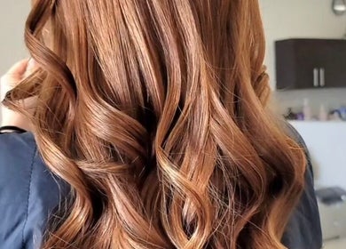 Cabello ondulado brillante en Emanuele Vallese, Miami, Florida, US, mostrando estilo sofisticado.