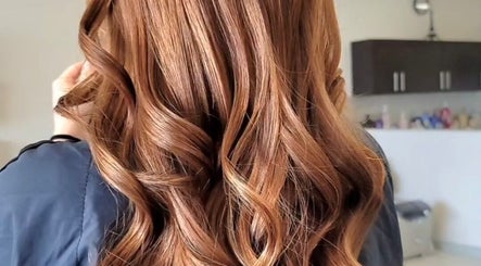 Cabello ondulado brillante en Emanuele Vallese, Miami, Florida, US, mostrando estilo sofisticado.