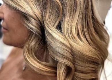 Cabello rubio ondulado en Emanuele Vallese, Miami, Florida, US. Estilo elegante y moderno.