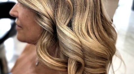 Cabello rubio ondulado en Emanuele Vallese, Miami, Florida, US. Estilo elegante y moderno.