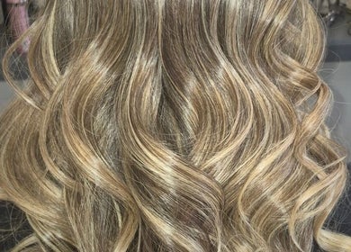 Cabello rizado y brillante en Emanuele Vallese, Miami, Florida, US, destacando tonos dorados y suaves ondas.