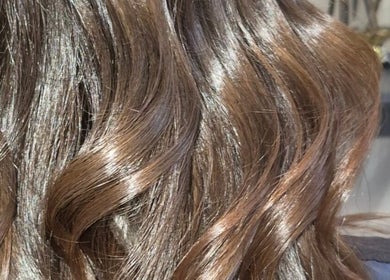 Cabello ondulado y brillante en Emanuele Vallese, Miami, Florida, US. Reflejos marrones que destacan.