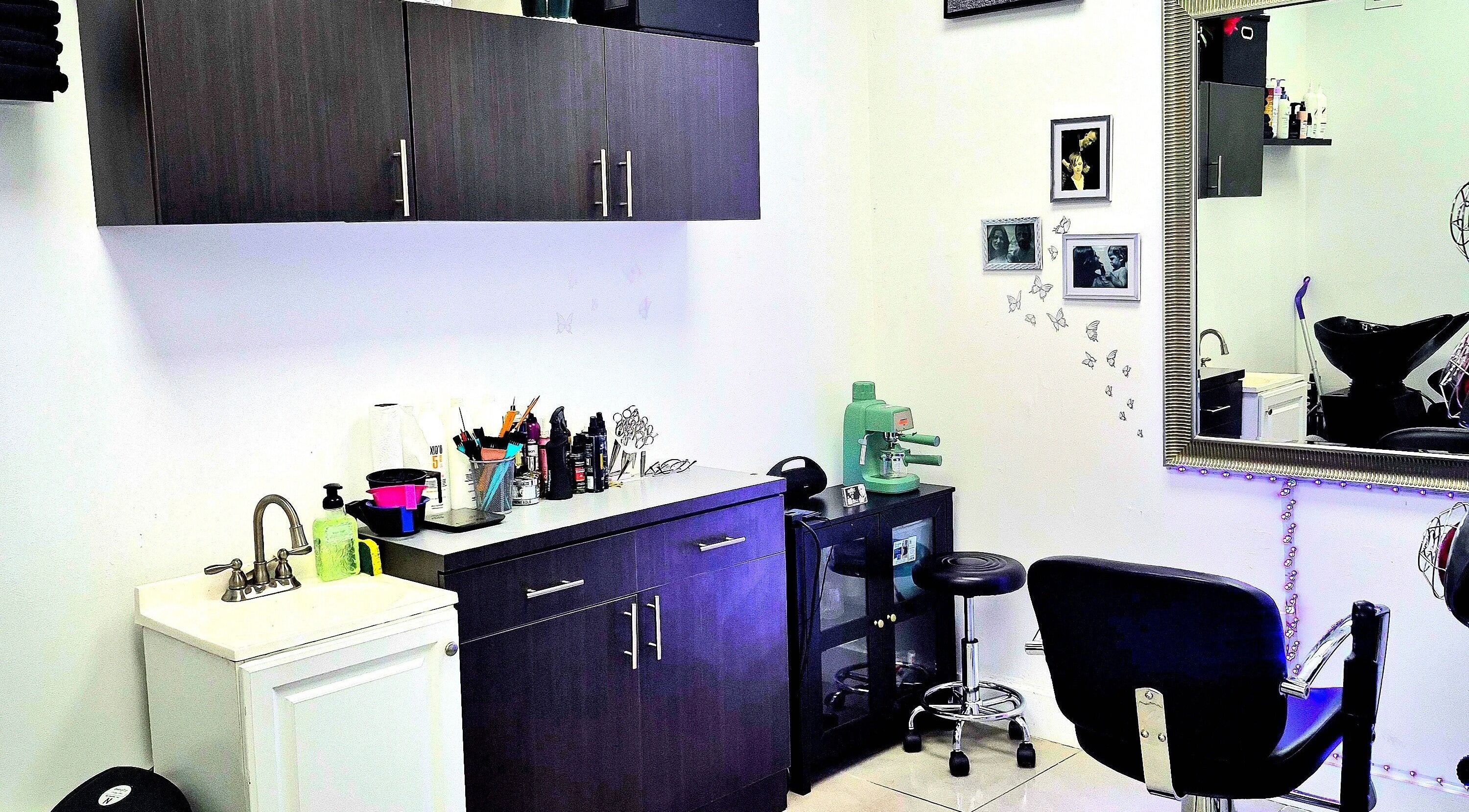 Interior elegante de Emanuele Vallese Italian Hair Designer en Miami, Florida, US, mostrando estación de peinado moderna.