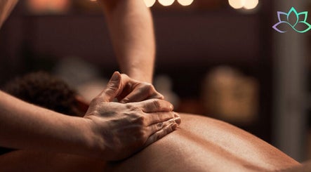 Massage relaxant chez Bodybeauty_bycandy, Bordeaux, Nouvelle-Aquitaine, FR, offrant détente et soins bien-être.
