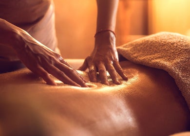 Massage relaxant au Bodybeauty_bycandy, Bordeaux, Nouvelle-aquitaine, FR, offrant un soin apaisant.
