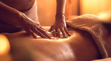 Massage relaxant au Bodybeauty_bycandy, Bordeaux, Nouvelle-aquitaine, FR, offrant un soin apaisant.