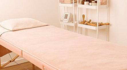 Table de massage chez Bodybeauty Bycandy à Bordeaux, Nouvelle-aquitaine, FR avec accessoires de bien-être.