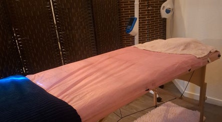 Table de massage chez Bodybeauty Bycandy, Bordeaux, Nouvelle-Aquitaine, FR, invitant à la détente.