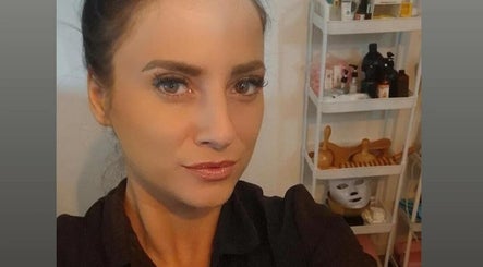 Espace soin élégant chez Bodybeauty Bycandy, Bordeaux, Nouvelle-Aquitaine, FR. Produits de beauté en arrière-plan.