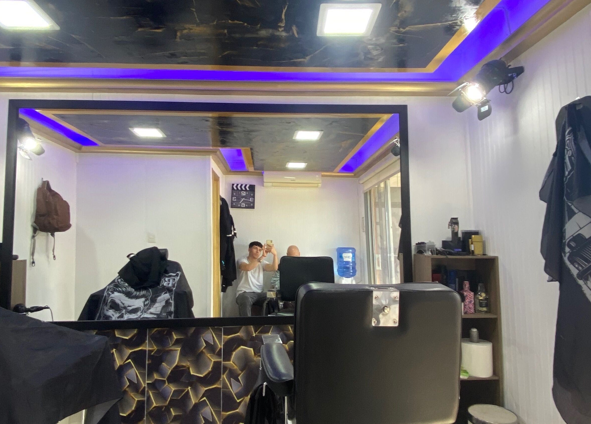 Modern interior of Dubai barbershop 💈 in Los Angeles, Bío Bío, CL with stylish decor and lighting.