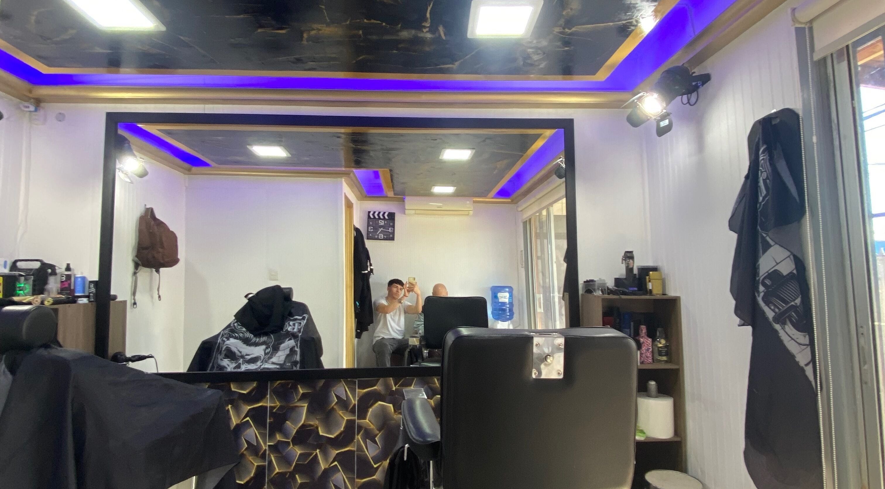 Modern interior of Dubai barbershop 💈 in Los Angeles, Bío Bío, CL with stylish decor and lighting.