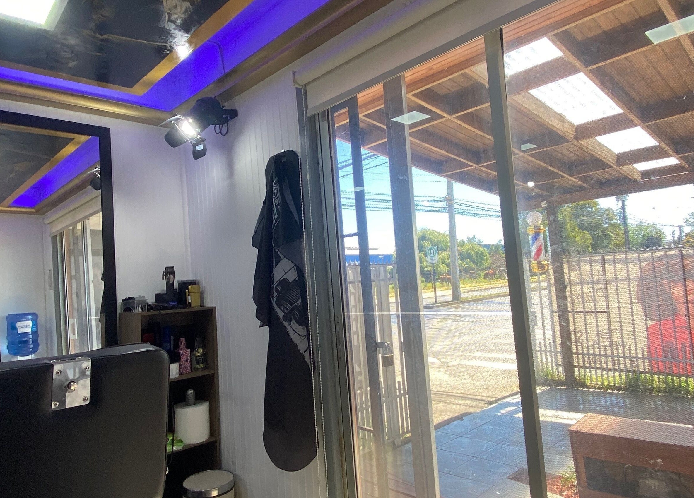 Interior of Dubai barbershop 💈 in Los Angeles, Bío Bío, CL with modern decor and street view.