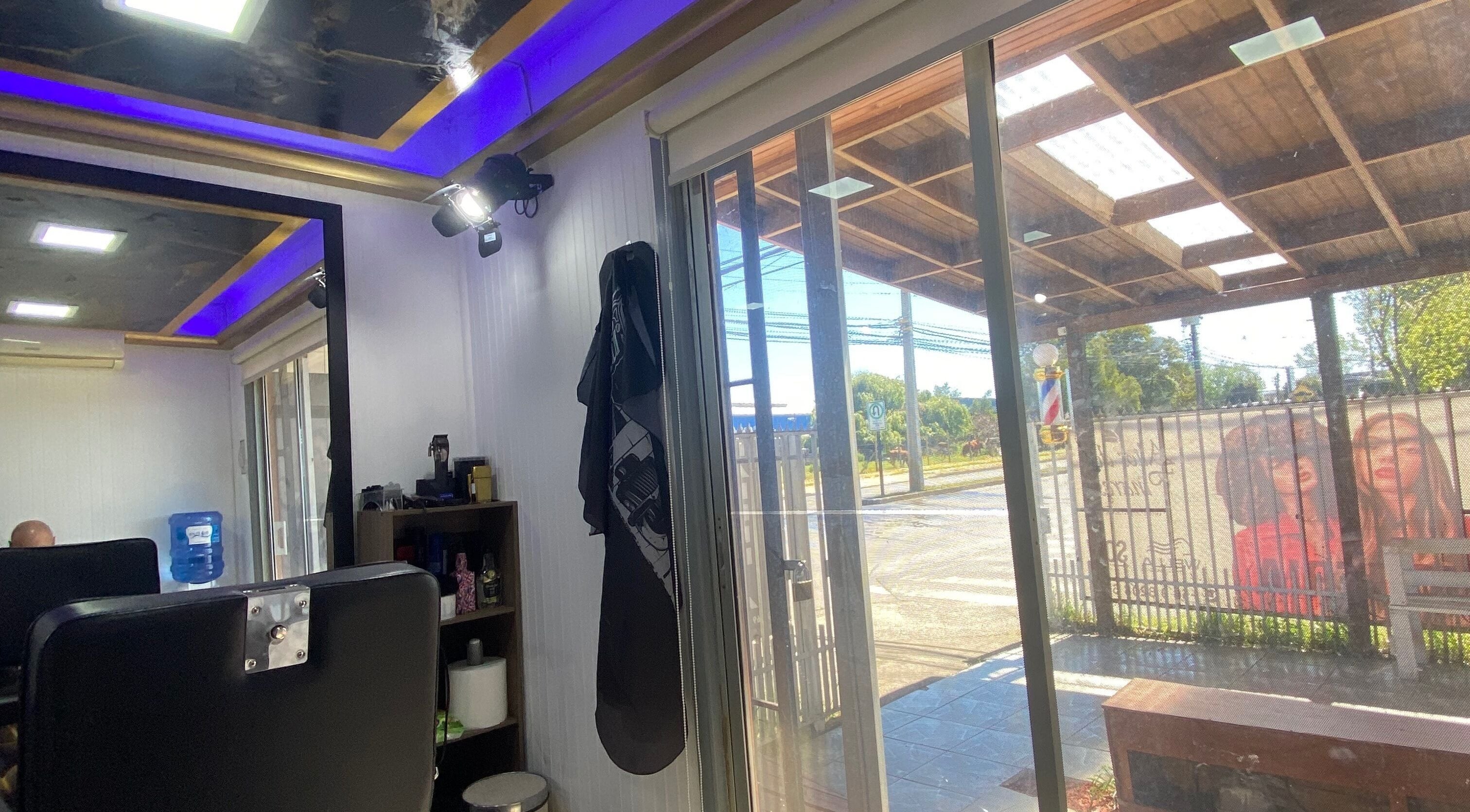 Interior of Dubai barbershop 💈 in Los Angeles, Bío Bío, CL with modern decor and street view.
