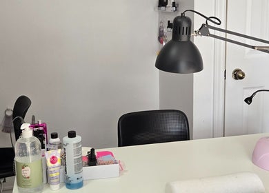 Nail salon workspace at Flexia Ongles & Soins, Saint-Jacques, CA. Equipped with lamp and nail care products.