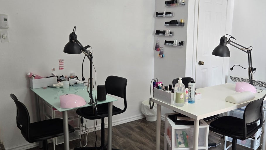Bright, modern nail stations at Flexia Ongles & Soins in Saint-Jacques, CA, showcasing manicure tools and decor.