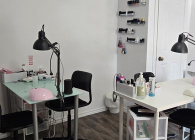Bright, modern nail stations at Flexia Ongles & Soins in Saint-Jacques, CA, showcasing manicure tools and decor.
