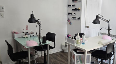 Bright, modern nail stations at Flexia Ongles & Soins in Saint-Jacques, CA, showcasing manicure tools and decor.