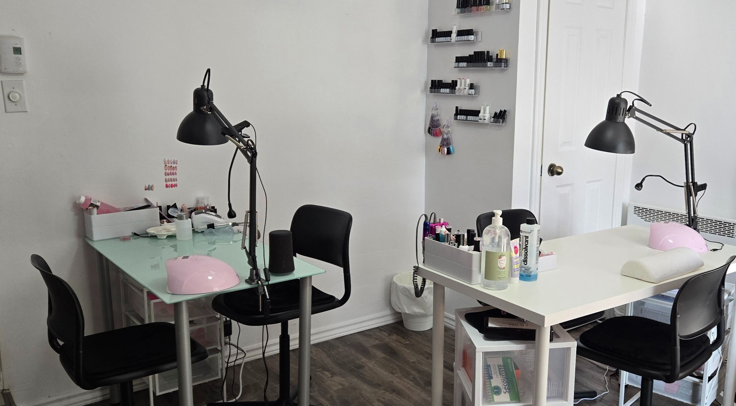 Bright, modern nail stations at Flexia Ongles & Soins in Saint-Jacques, CA, showcasing manicure tools and decor.