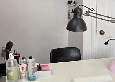 Contemporary nail care station at Flexia Ongles & Soins in Saint-Jacques, CA, with modern tools and decor.