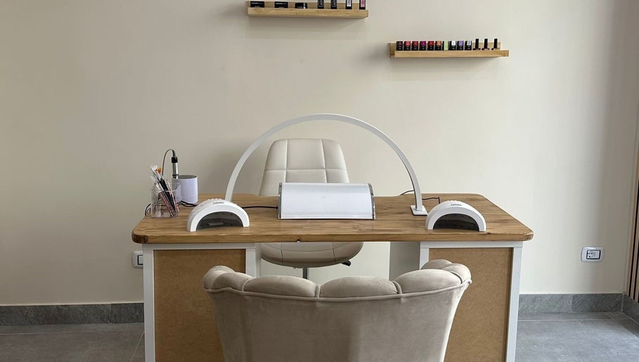 Elegant nail station at Glam Nails by Sheemu in Roma, Lazio, IT, showcasing a stylish and organized setup.