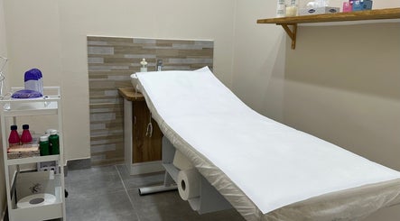 Calm treatment room at Glam Nails by Sheemu, Roma, Lazio, IT. Soft lighting and professional setup.