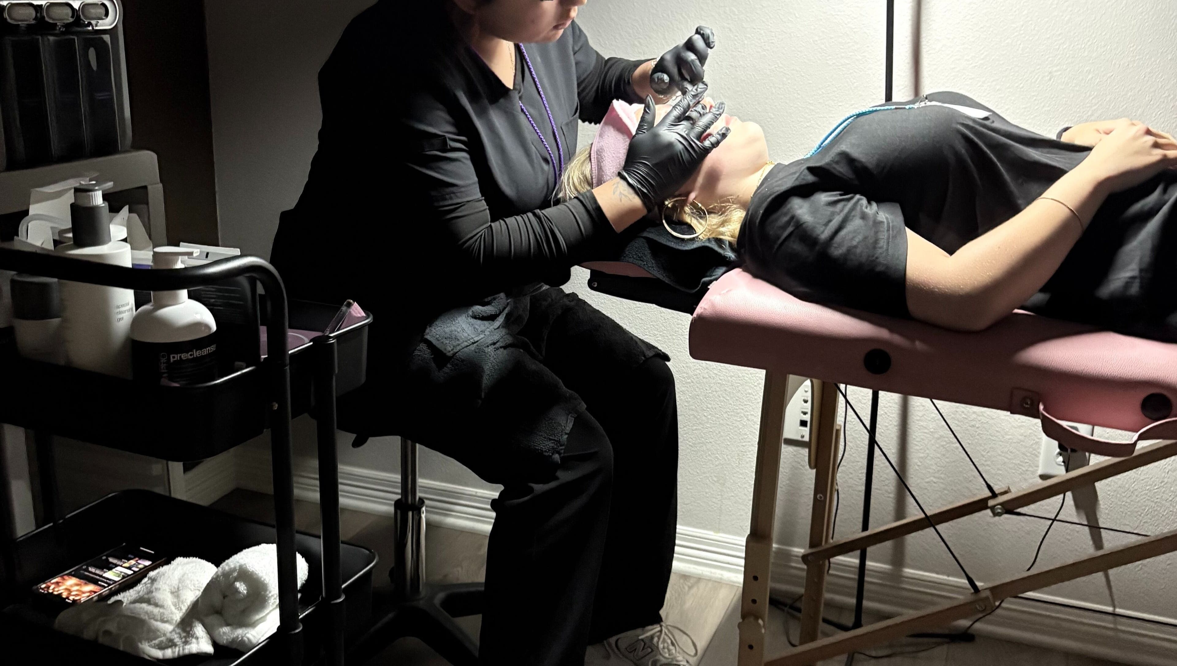 Expert lash application at 3D Lash & Brow Academy, Dallas, Texas, US. Relaxing modern beauty session.