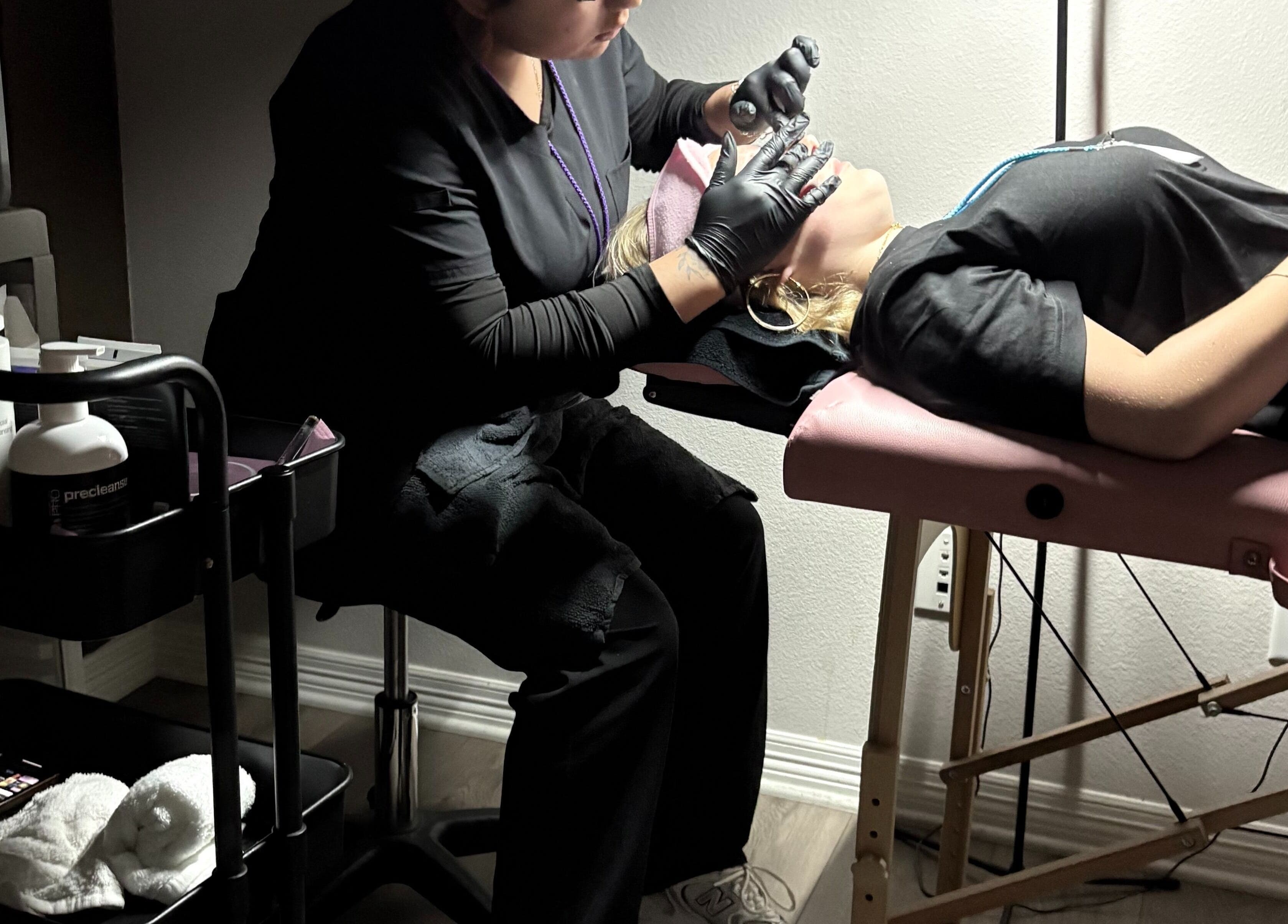 Expert lash application at 3D Lash & Brow Academy, Dallas, Texas, US. Relaxing modern beauty session.