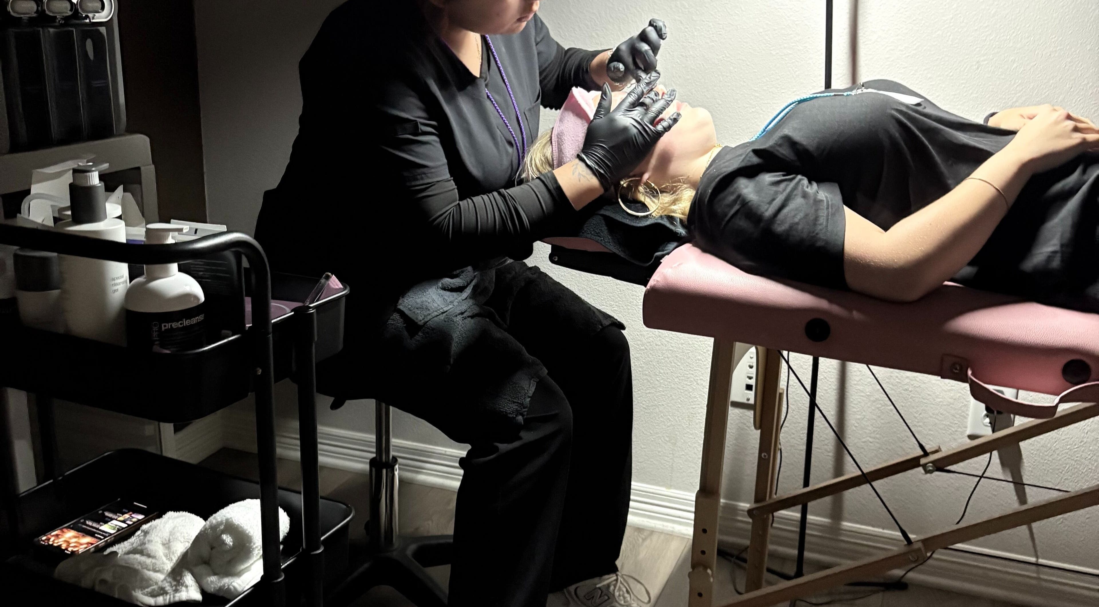 Expert lash application at 3D Lash & Brow Academy, Dallas, Texas, US. Relaxing modern beauty session.