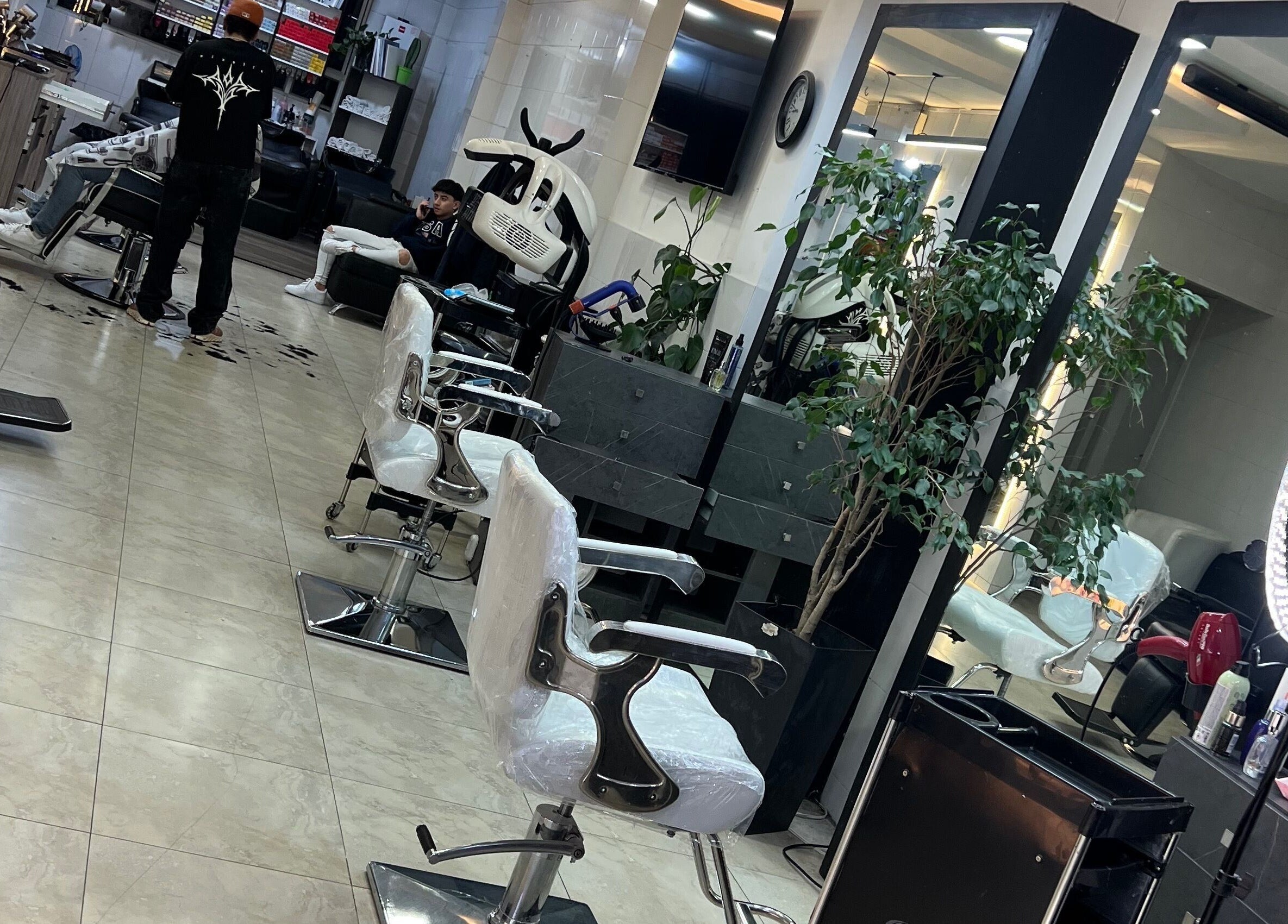 Interior of Sixteen hair studio in Ambato, Tungurahua, EC with stylish chairs and modern decor.