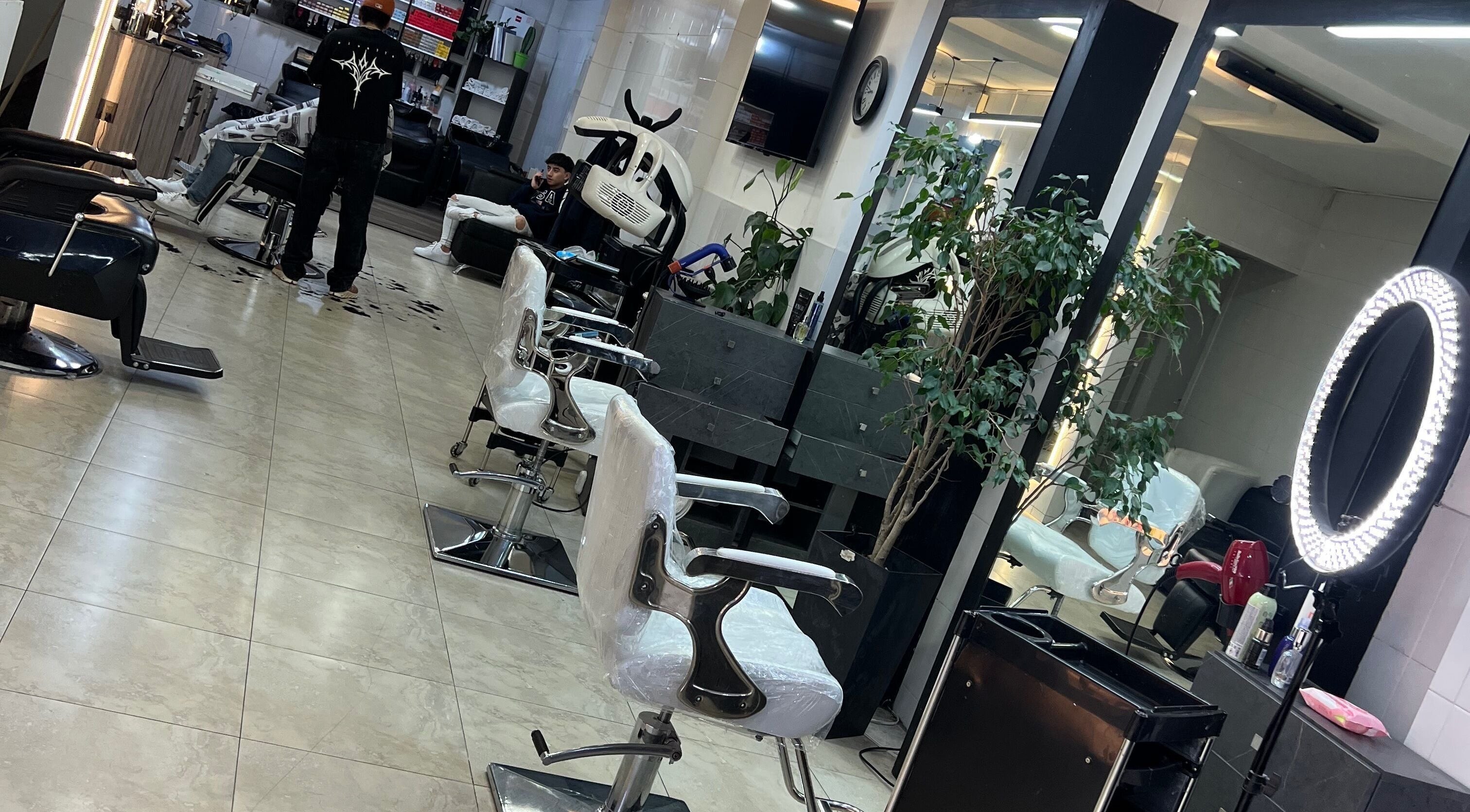 Interior of Sixteen hair studio in Ambato, Tungurahua, EC with stylish chairs and modern decor.