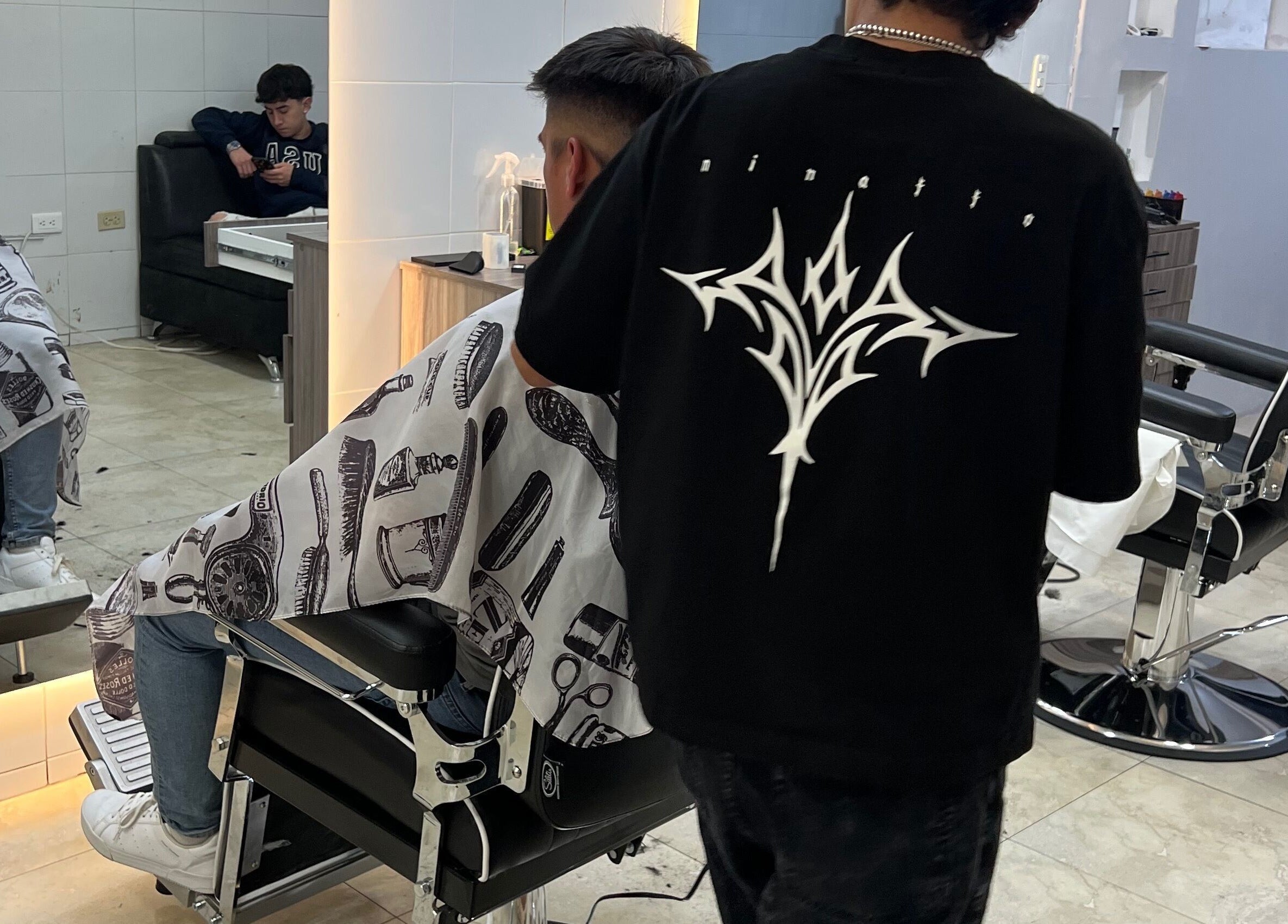 Hair stylist working on a client at Sixteen Hair Studio in Ambato, Tungurahua, EC. Modern and inviting ambiance.