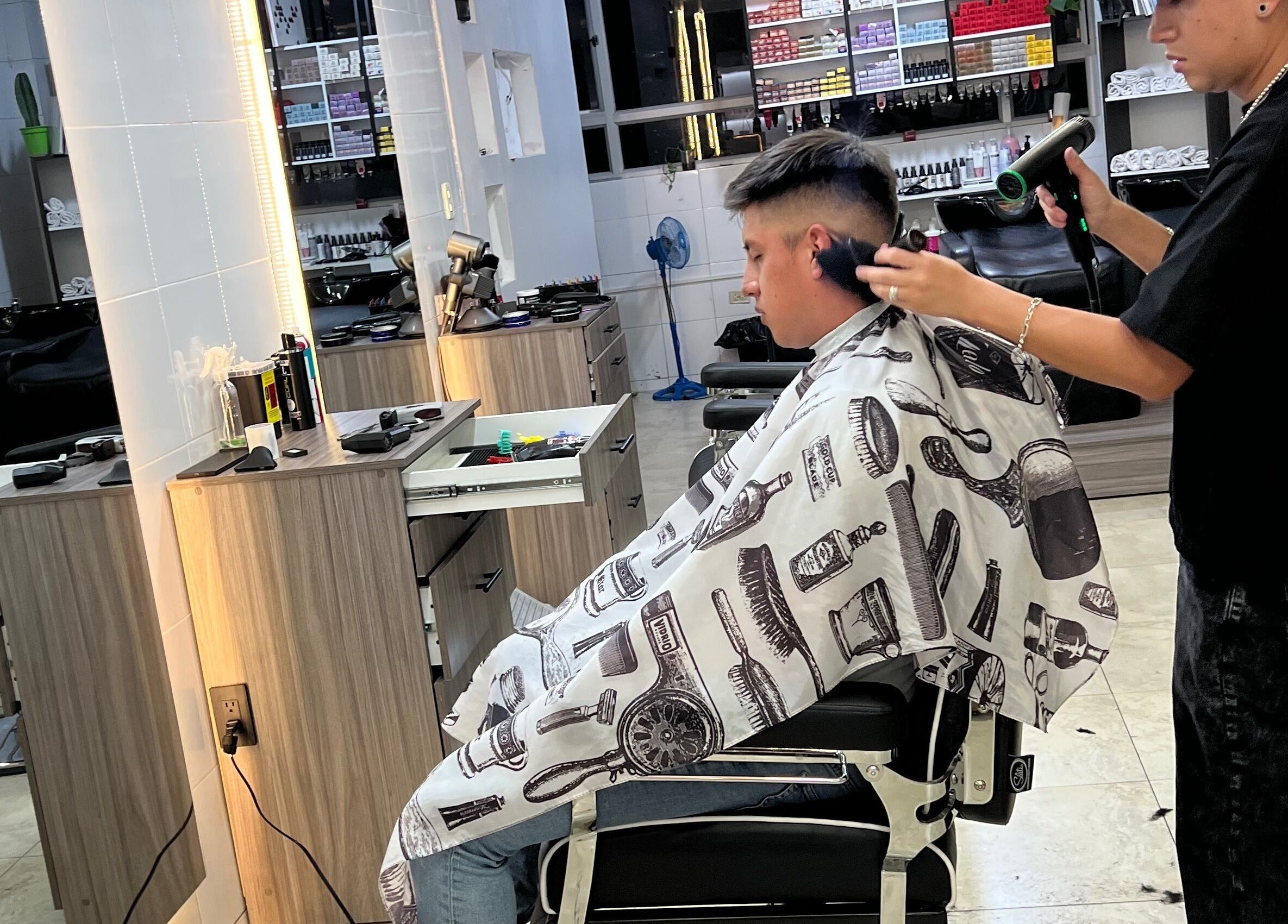 Haircut in progress at Sixteen Hair Studio, Ambato, Tungurahua, EC featuring modern salon interior.