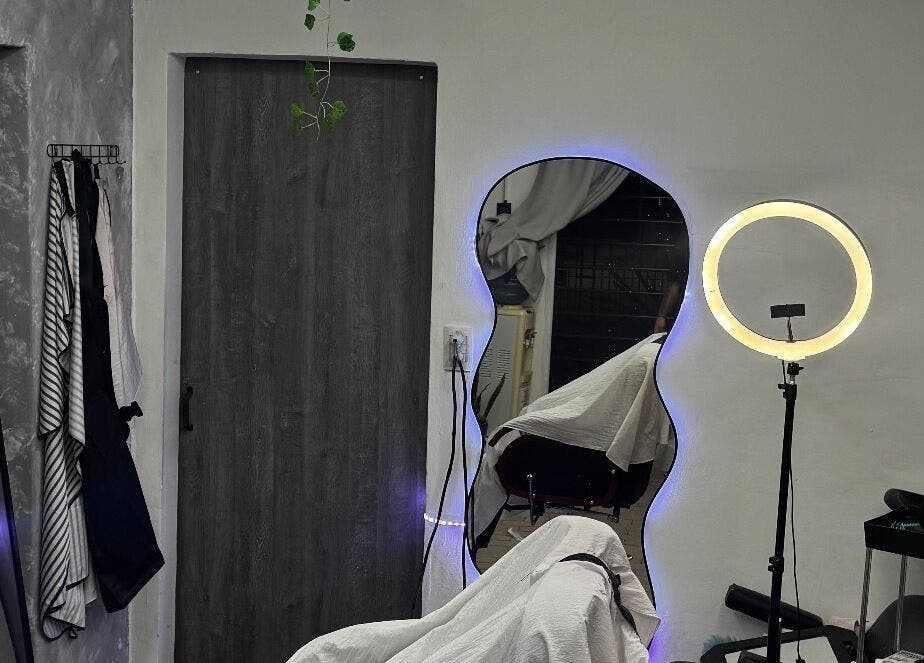 Espacio moderno en Zenfe studio, San Francisco Solano, Provincia De Buenos Aires, AR con espejo iluminado.