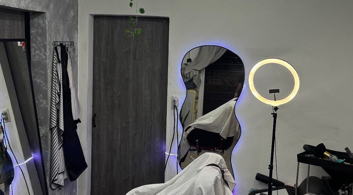 Espacio moderno en Zenfe studio, San Francisco Solano, Provincia De Buenos Aires, AR con espejo iluminado.