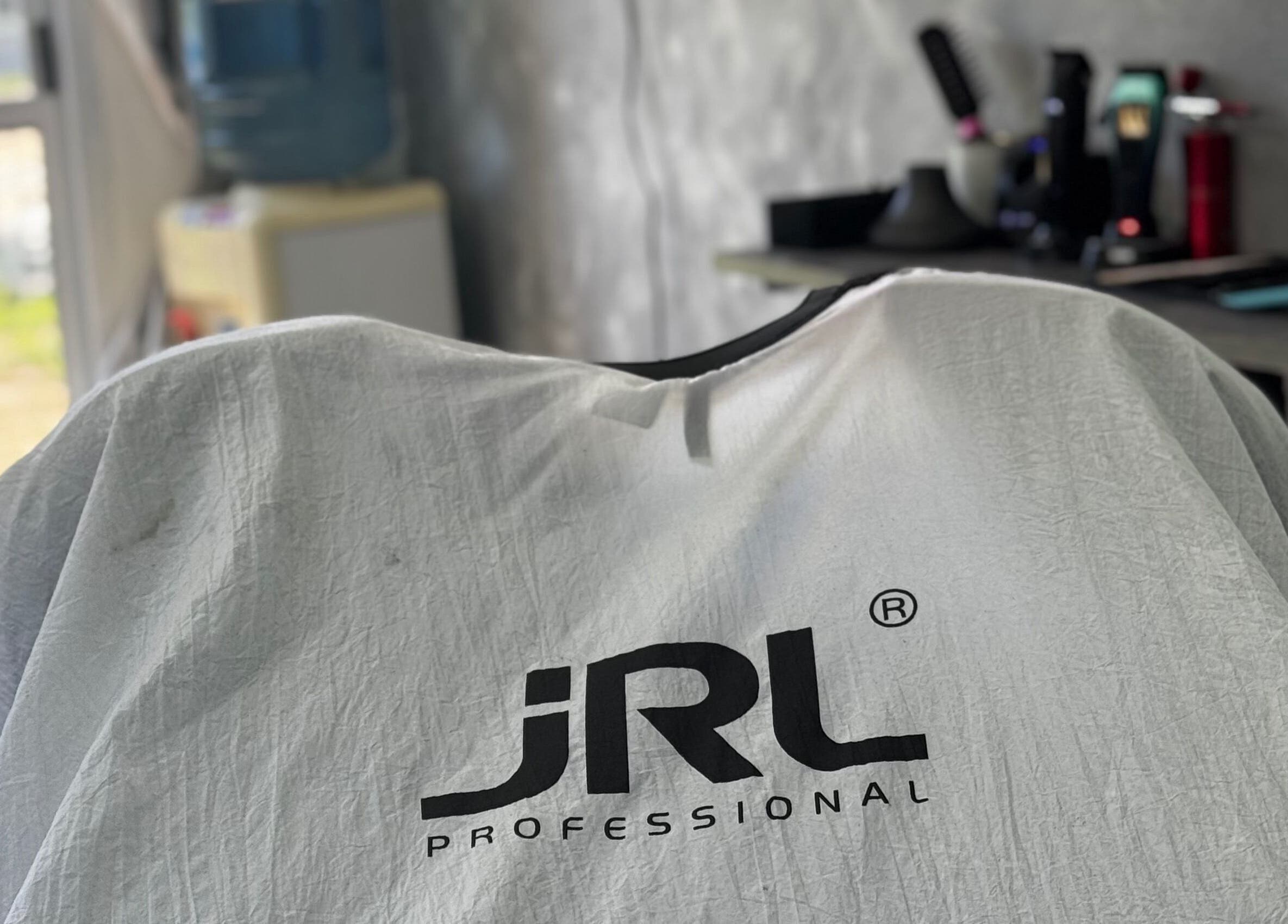 Silla de estilista en Zenfe Studio, San Francisco Solano, Provincia De Buenos Aires, AR, con capa profesional.