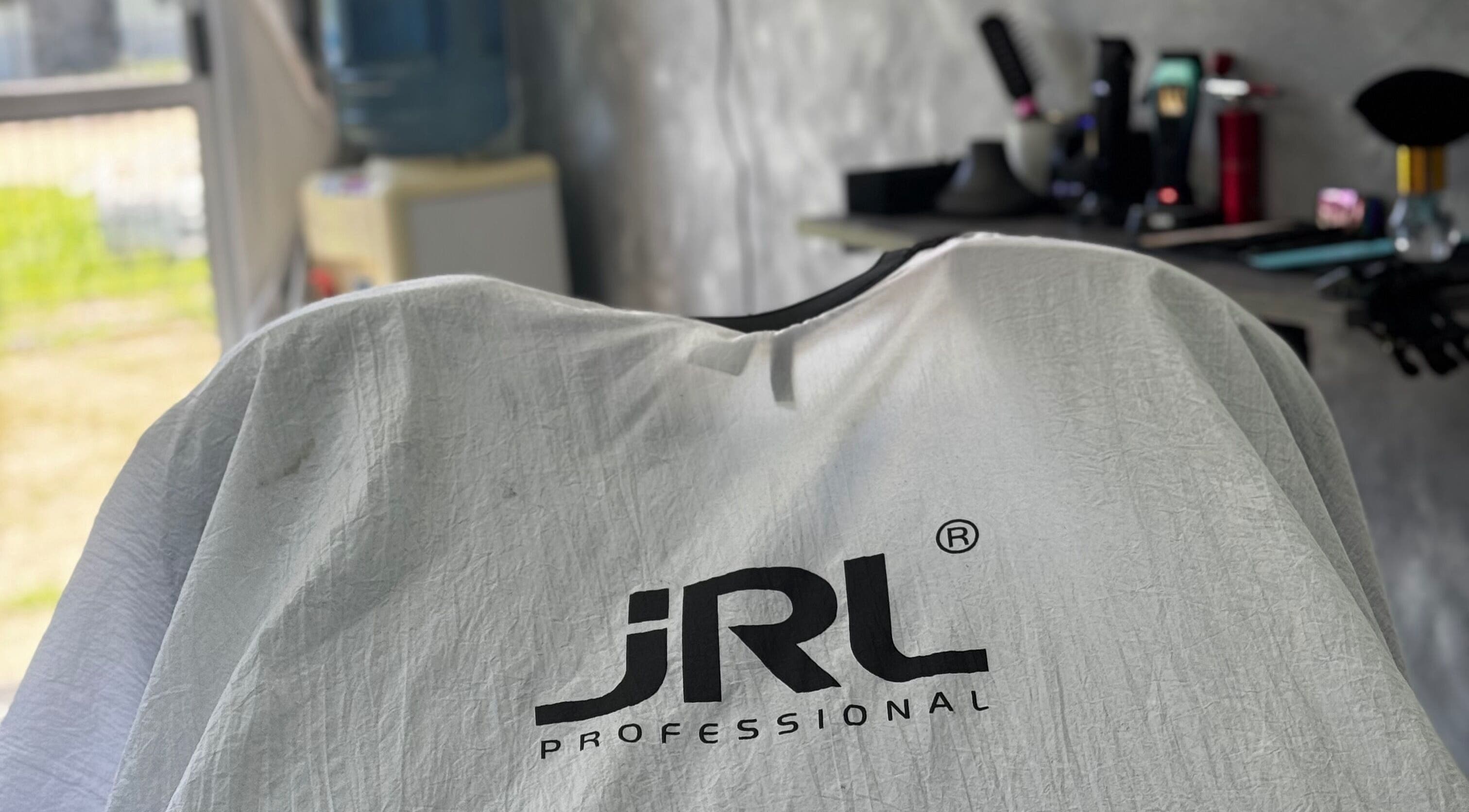 Silla de estilista en Zenfe Studio, San Francisco Solano, Provincia De Buenos Aires, AR, con capa profesional.